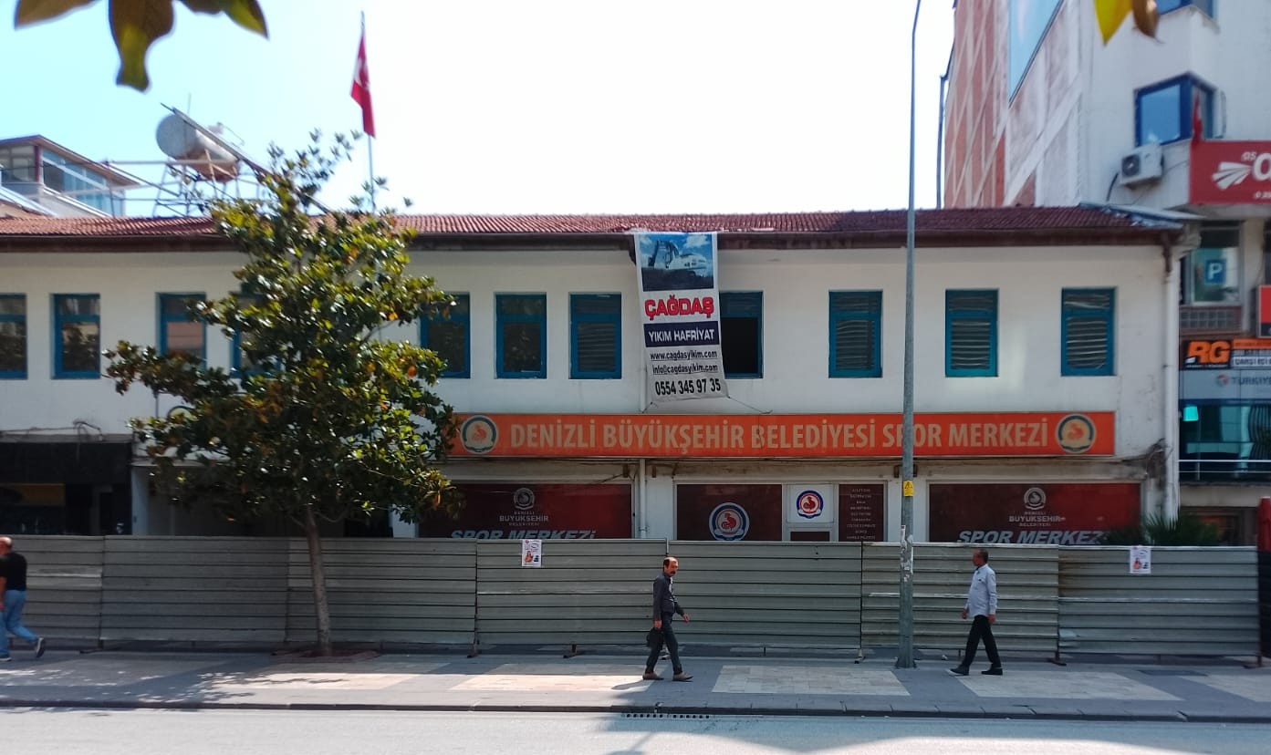 Yıkıyoruz! “Entel dantel takımı neredesiniz?”