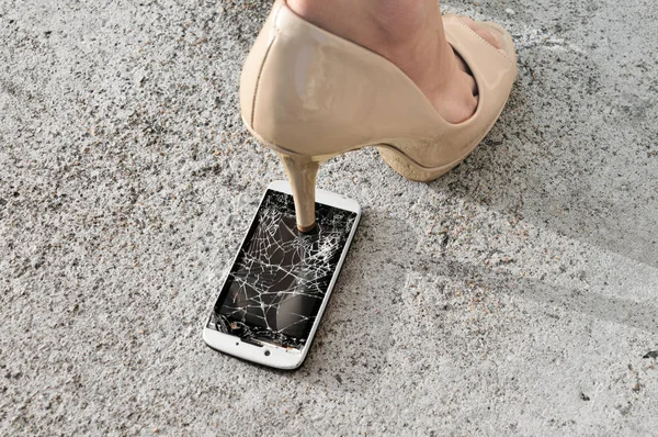 CHP: “Topuklar kopuyor, başkanlar fora…”